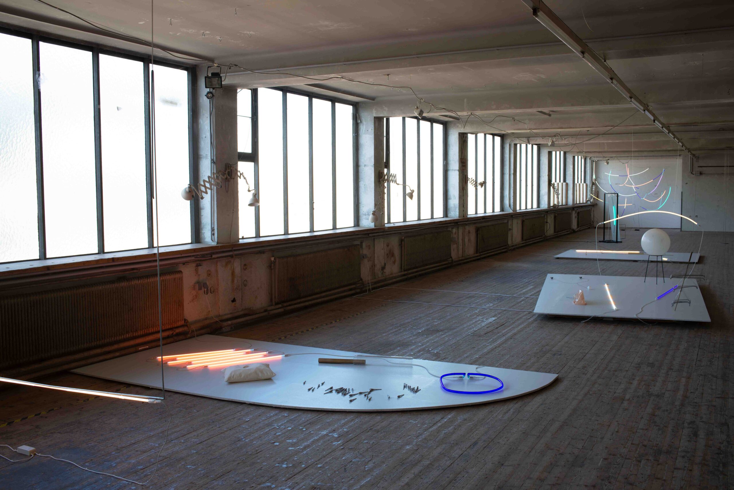 Does the angle between two walls have a happy ending ? - a collaboration with Raphaela Riepl